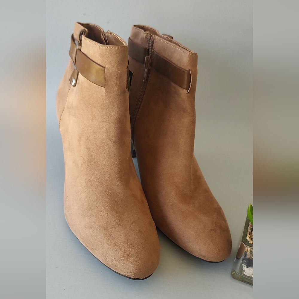 Ankle boots Women  East 5th memory foam  size 9.5 M brand new.